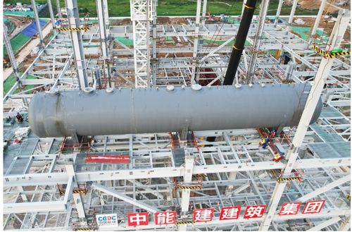 中國(guó)能建建筑集團(tuán)承建的江西上饒百萬電廠新建工程1號(hào)機(jī)組除氧器吊裝就位